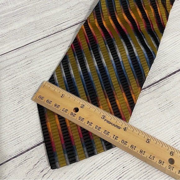 Roundtree & Yorke 100% Silk Tie Gold Multicolored Striped Mens Classic - Picture 7 of 8